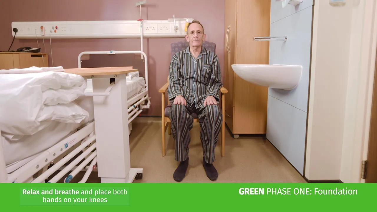 en man som sitter på en stol