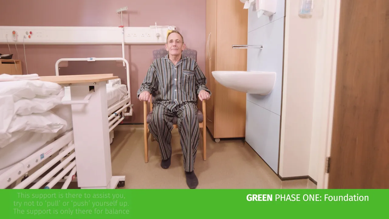 En man som sitter i en sjukhusstol