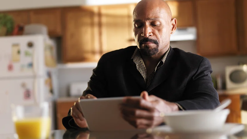 Ένας άνδρας χρησιμοποιεί ένα tablet