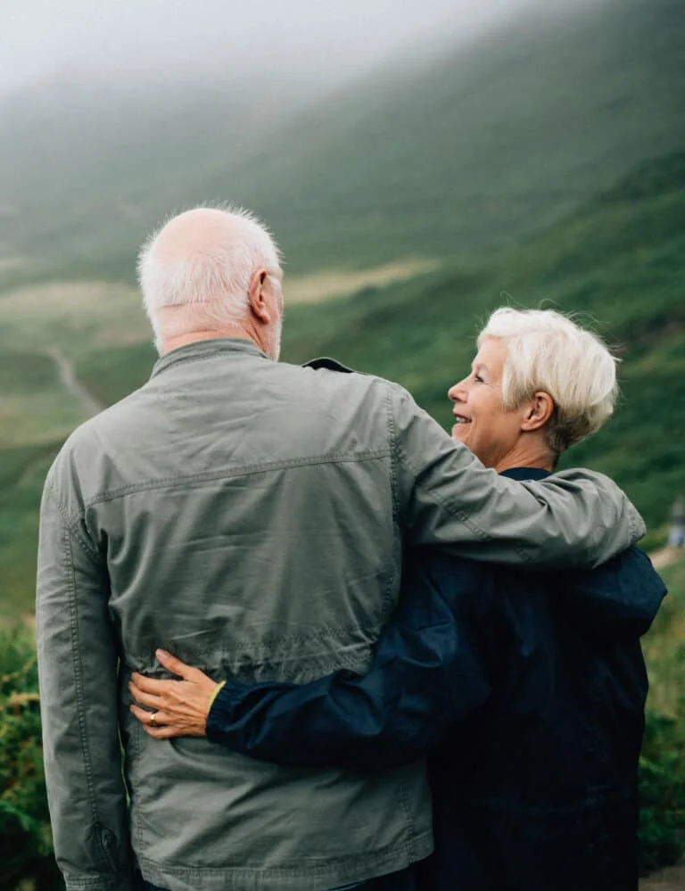 un homme et une femme qui s’embrassent