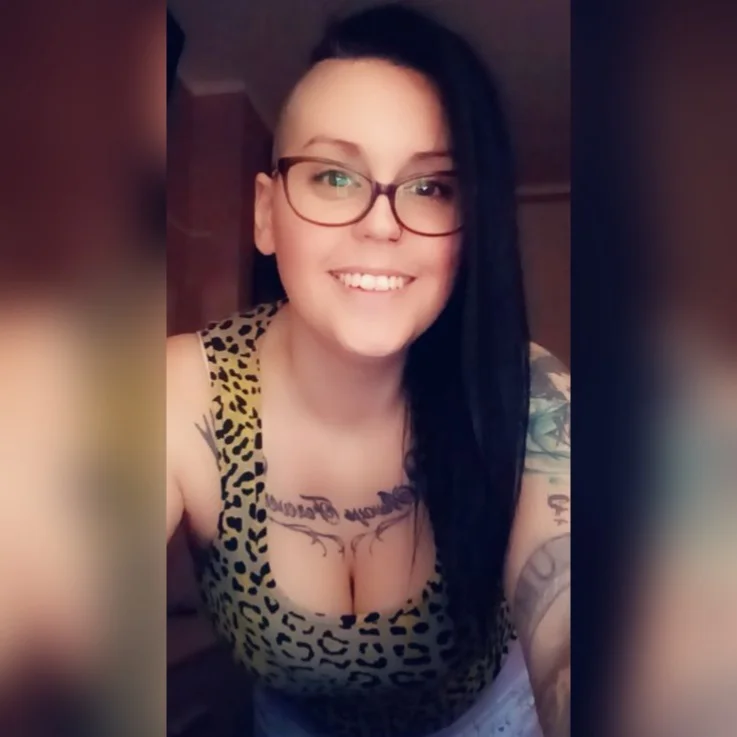 眼鏡をかけた女性