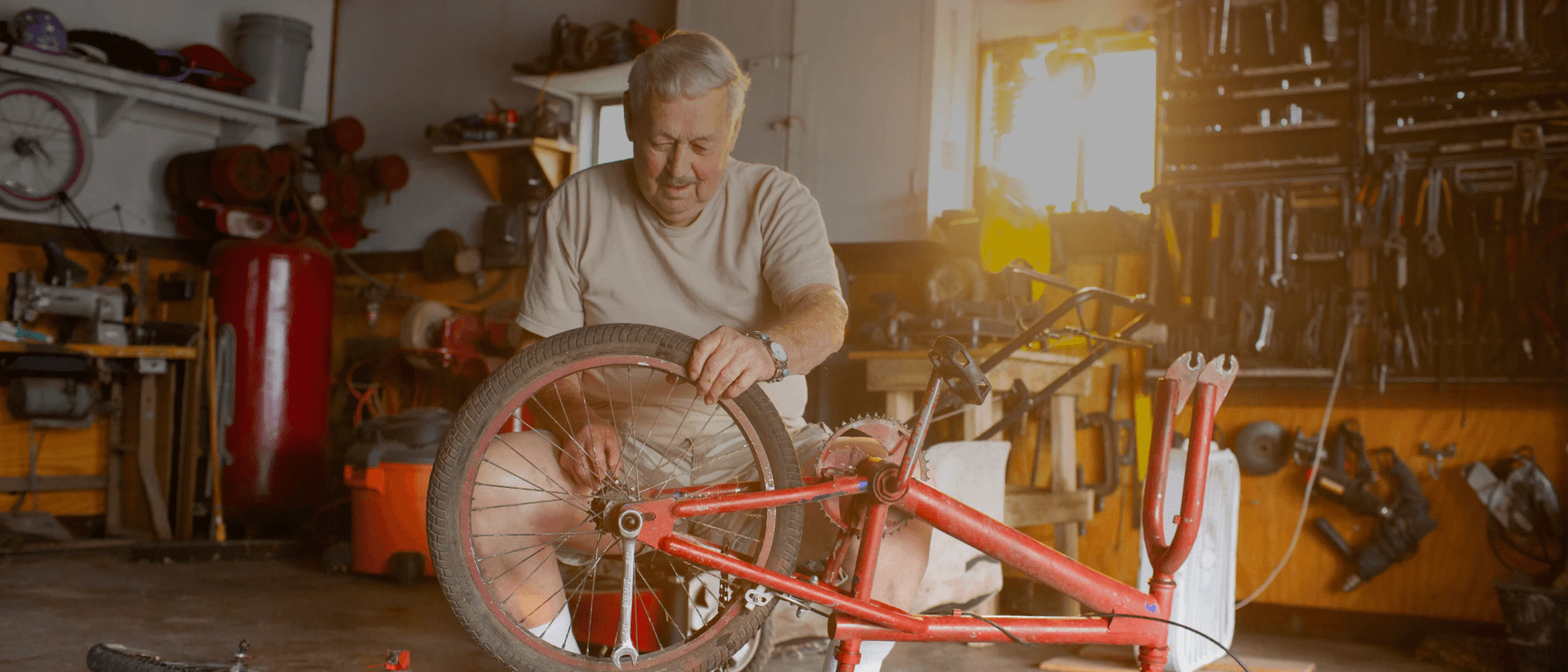 eine Person, die an einem Fahrrad arbeitet