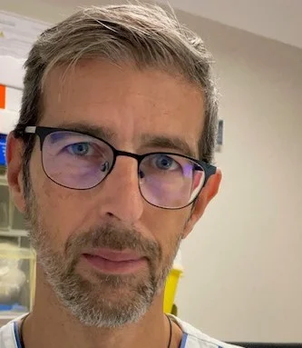 眼鏡をかけた男