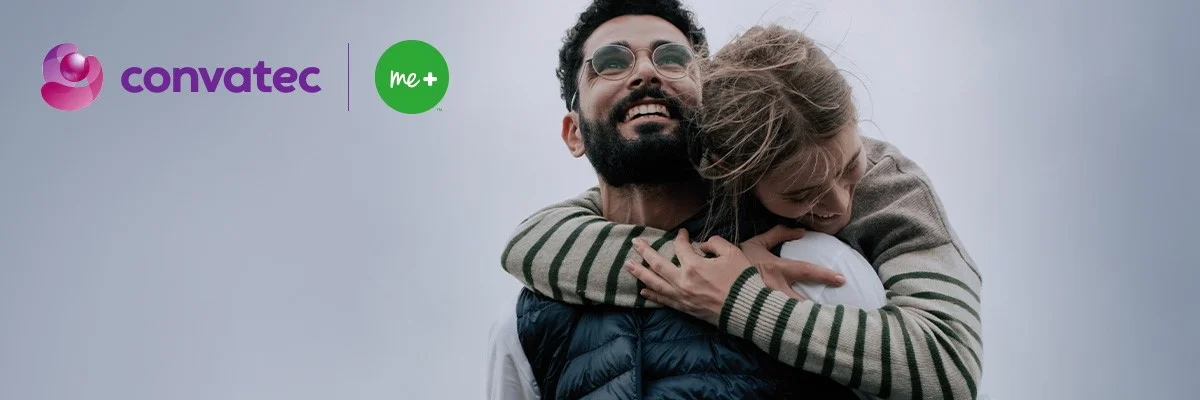 女性を抱きかかえる男性