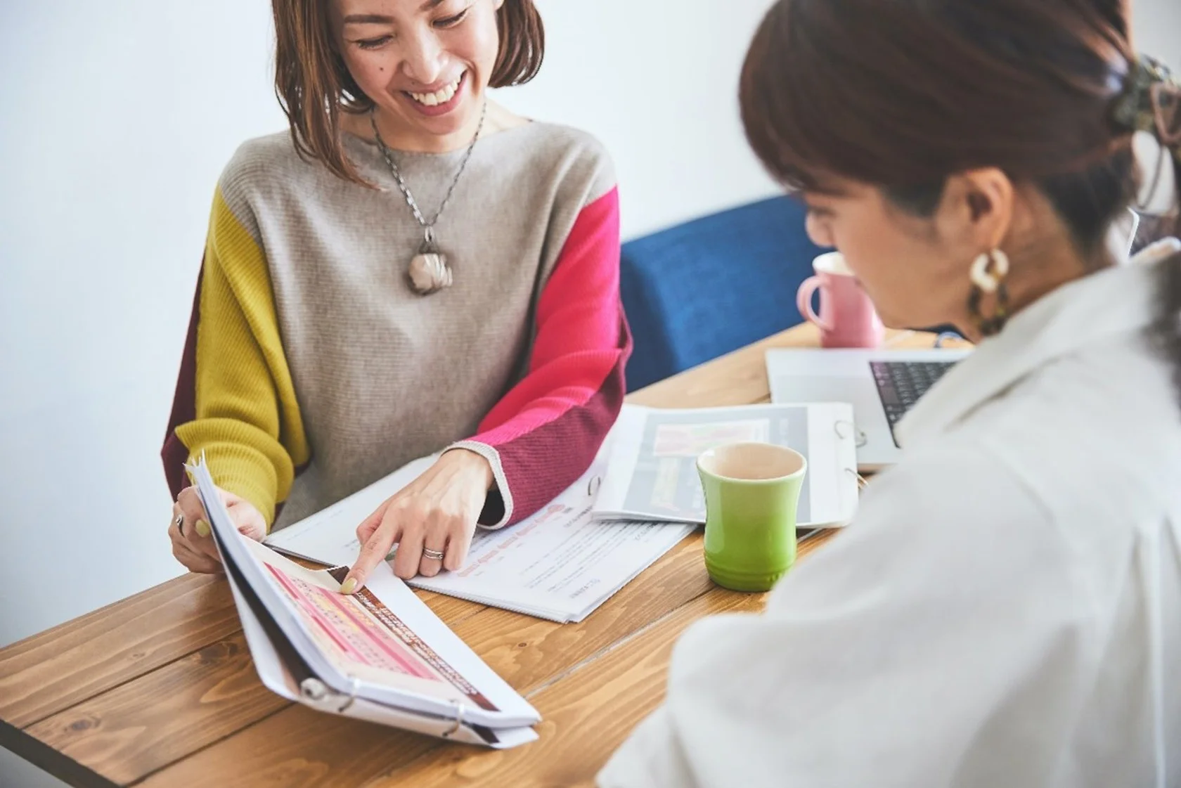 本を見ている女性と子供