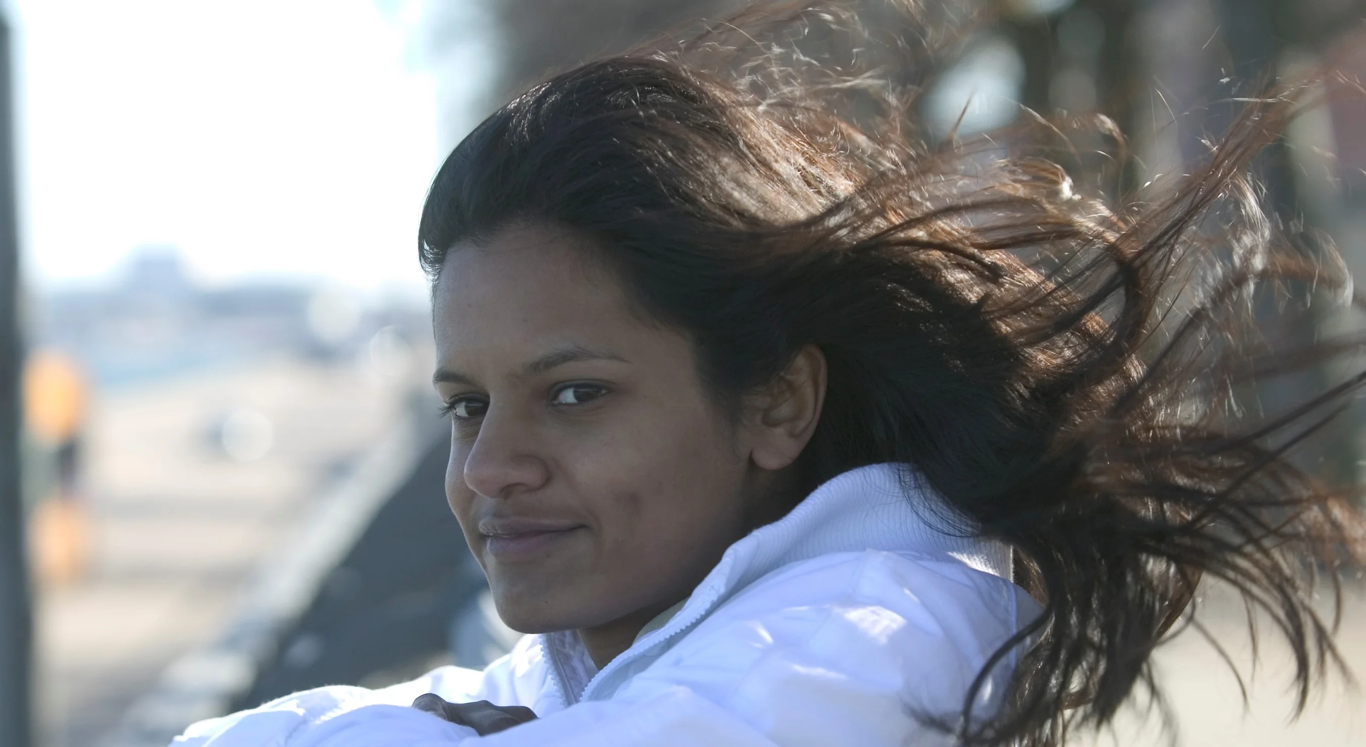 Una donna con i capelli che soffiano al vento