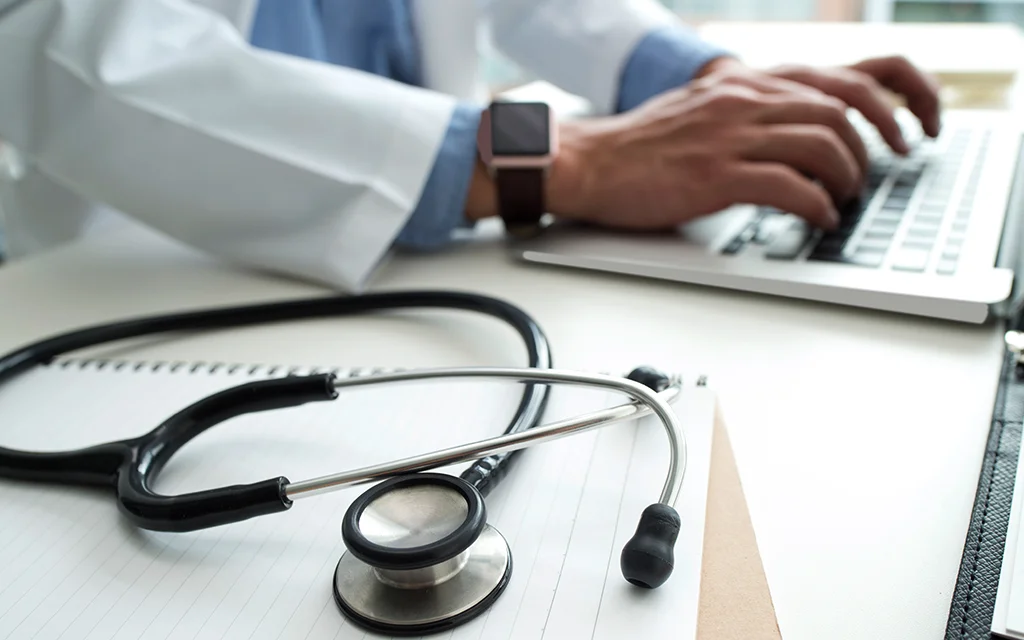 ラップトップで入力する人