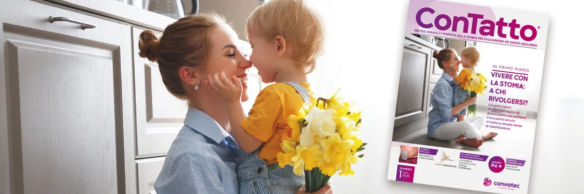 una donna che tiene in braccio un bambino