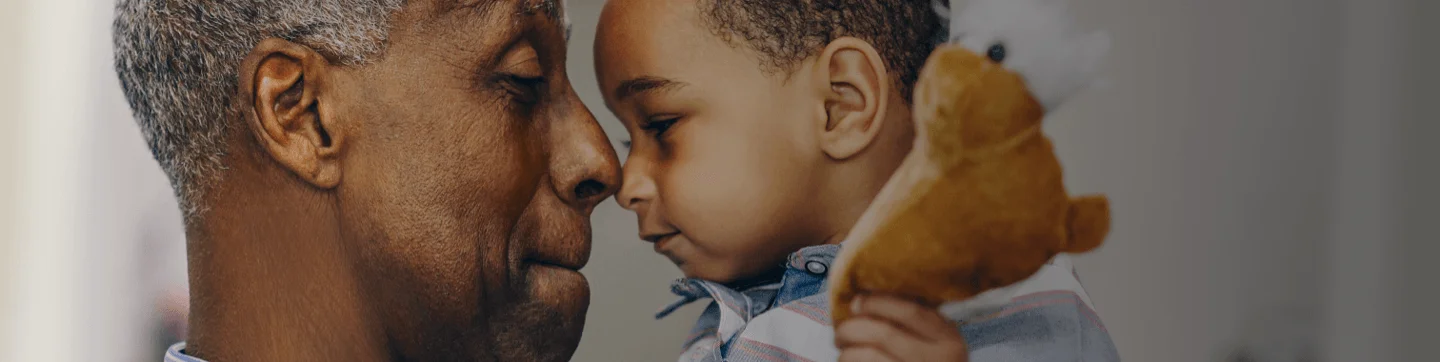 Ein Mann hält ein Baby