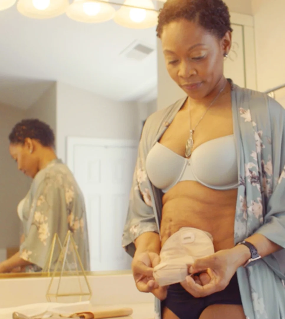 赤ちゃんを抱っこしている人