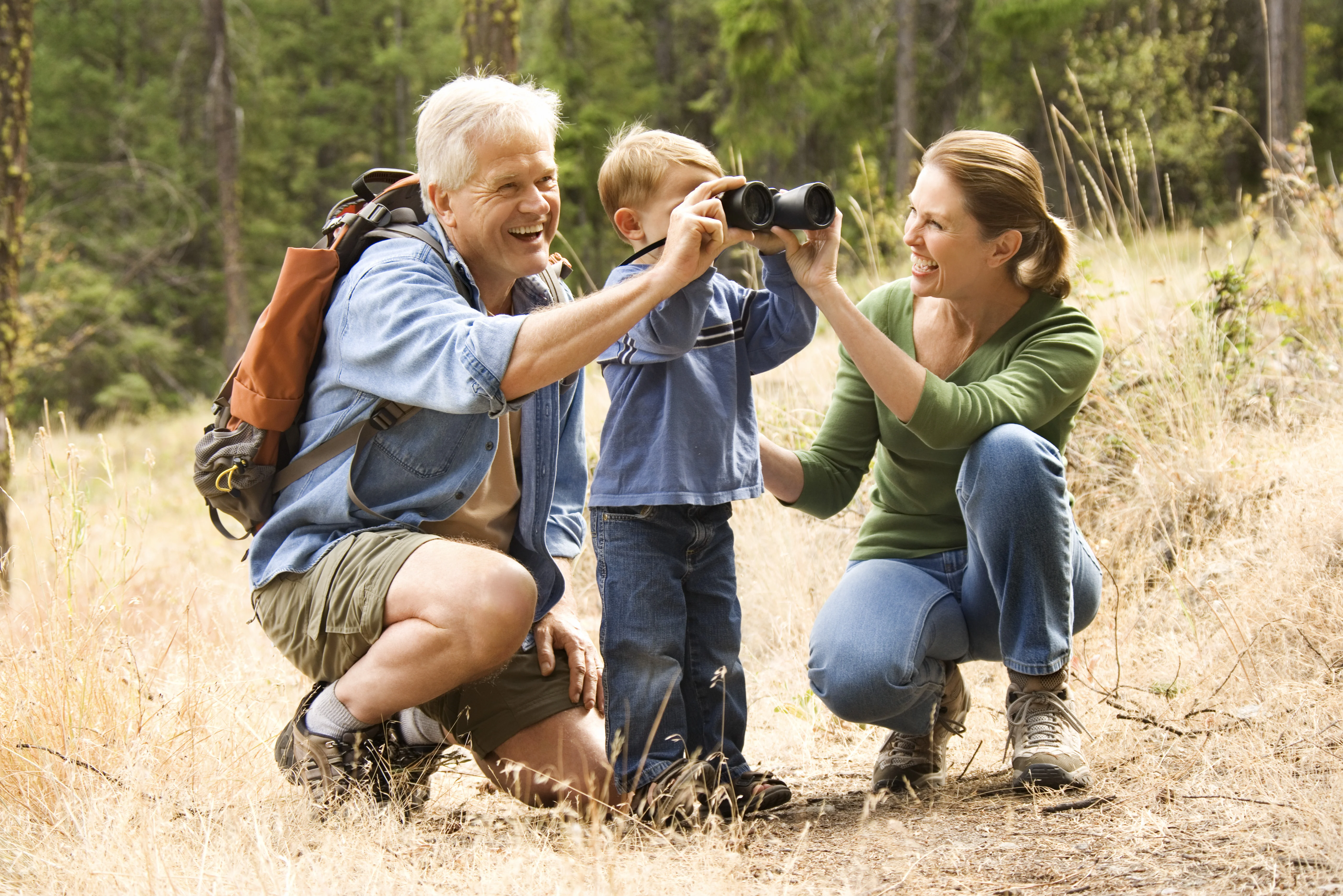 カメラで写真を撮る男女