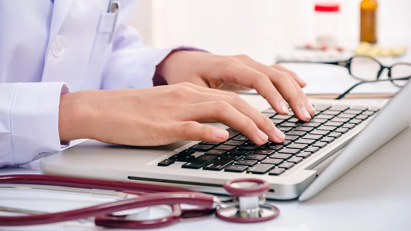 uma pessoa digitando em um laptop