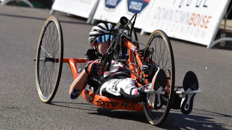 Edie competindo em corrida de bicicleta