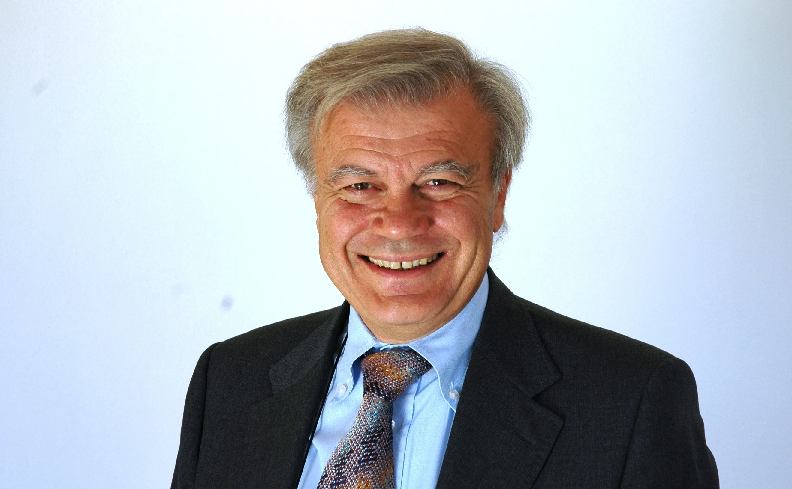 笑顔のスーツ姿の男性