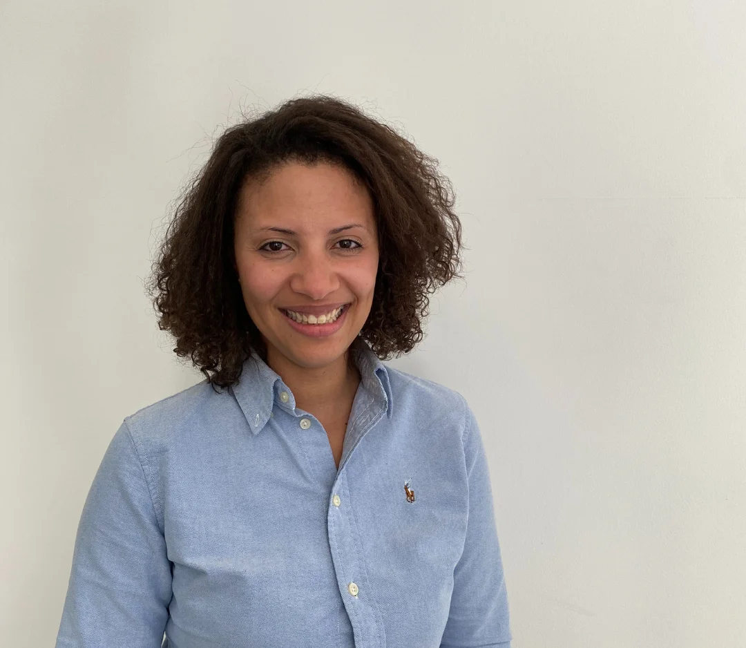 カメラに向かって微笑む人