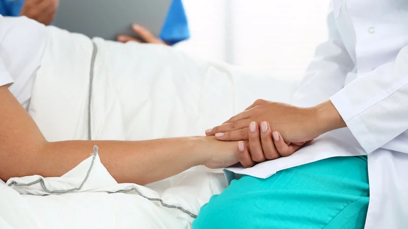 手をつないでいる人々のクローズアップ