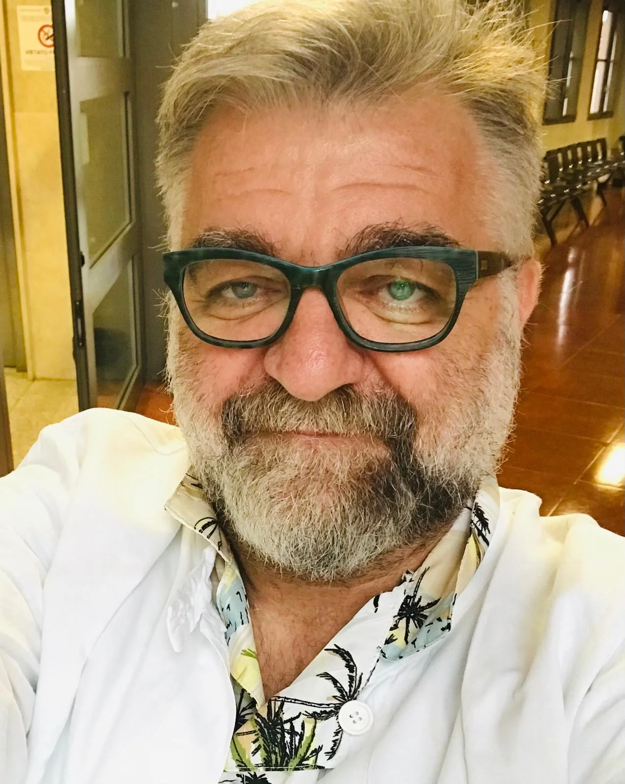 あごひげを生やし、眼鏡をかけた男性