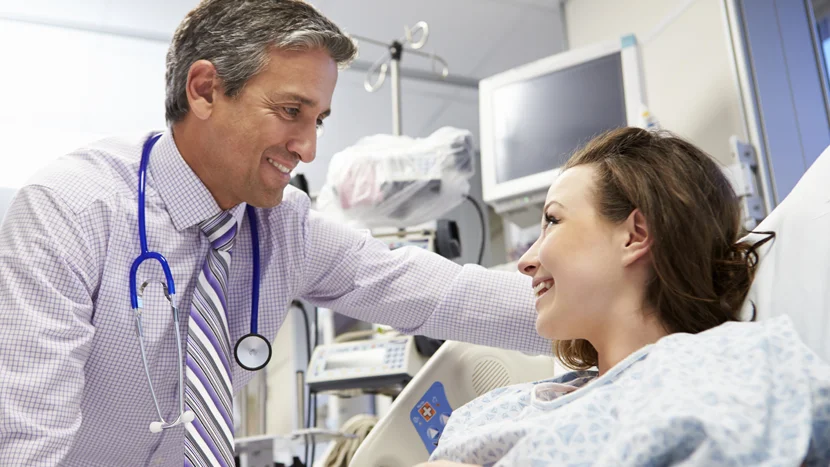 醫生與病人交談