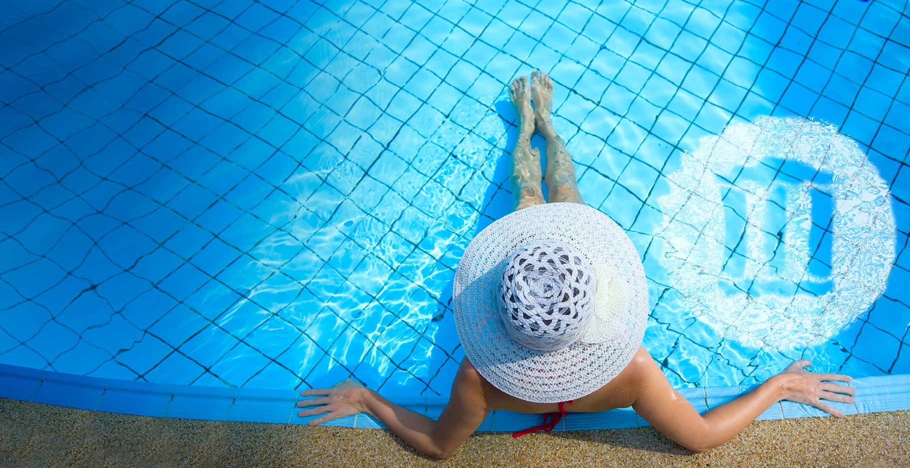 eine frau, die einen hut trägt und ihre hände in die luft hält