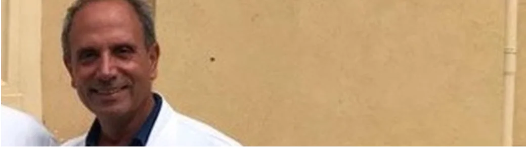 カメラに向かって微笑む男性