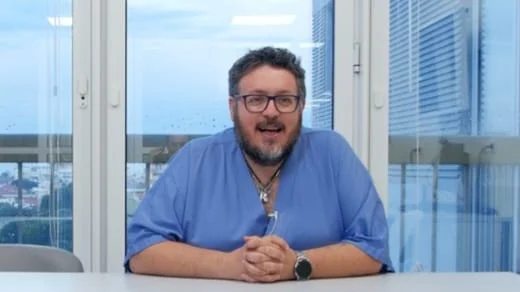 テーブルに座っている男性