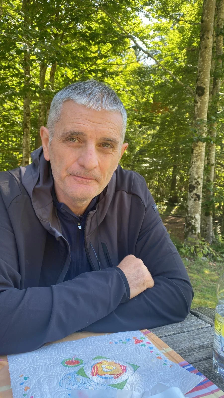 un uomo seduto a un tavolo