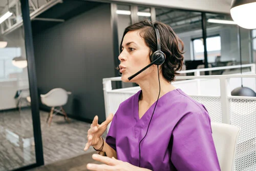 en kvinne som har på seg hodetelefoner