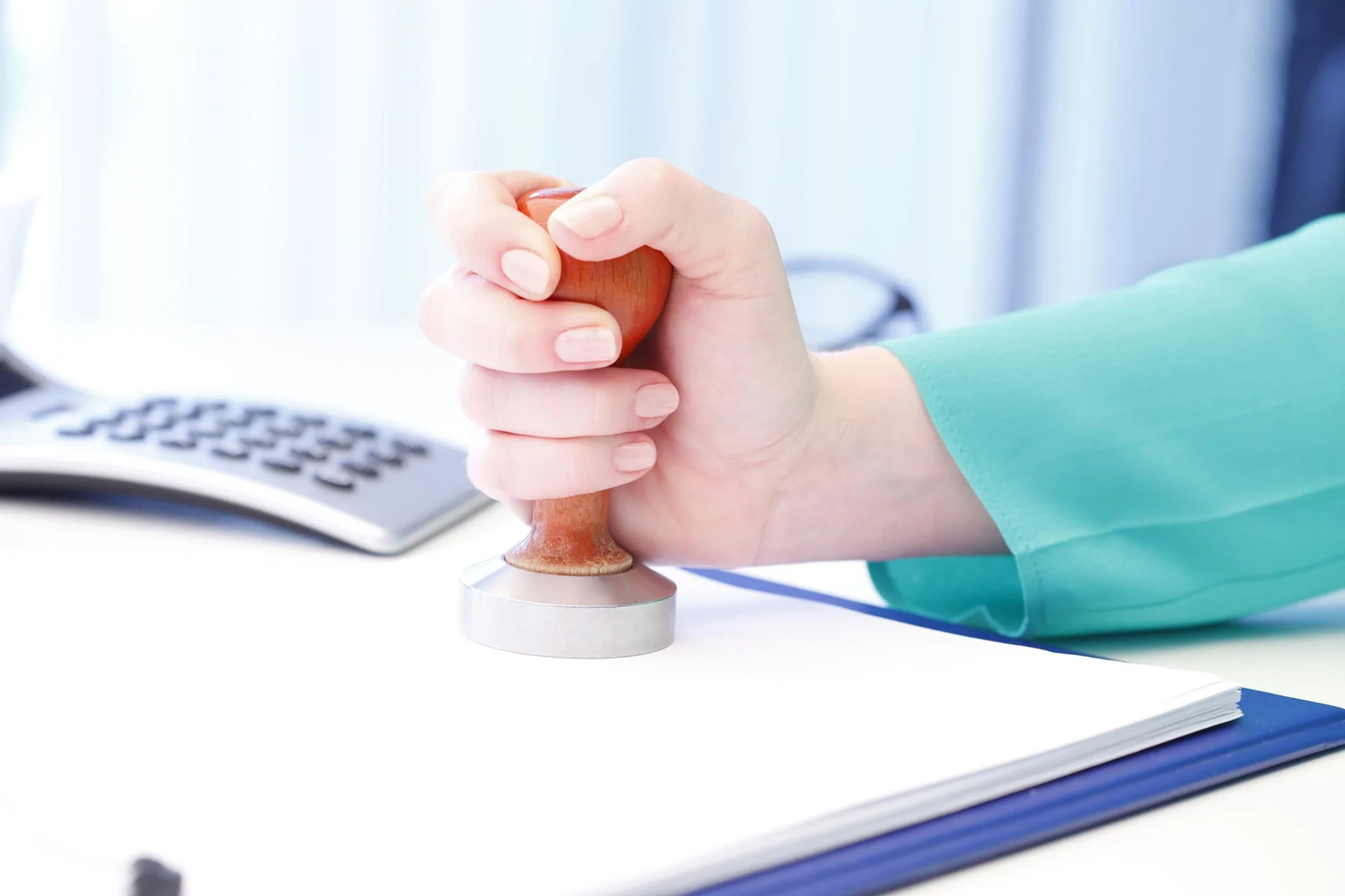 クッキーを持つ手のクローズアップ