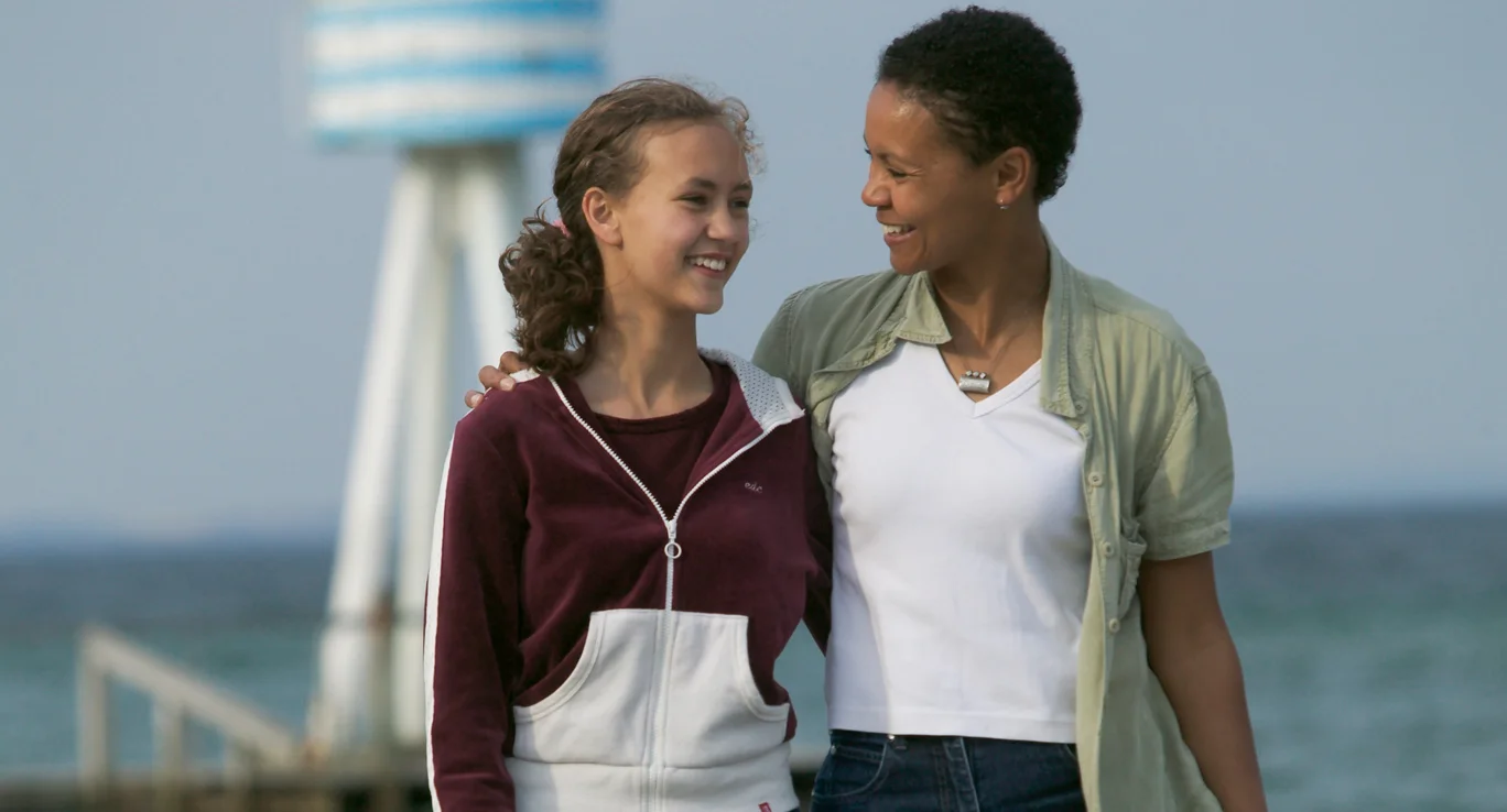 Een man en een vrouw die glimlachen