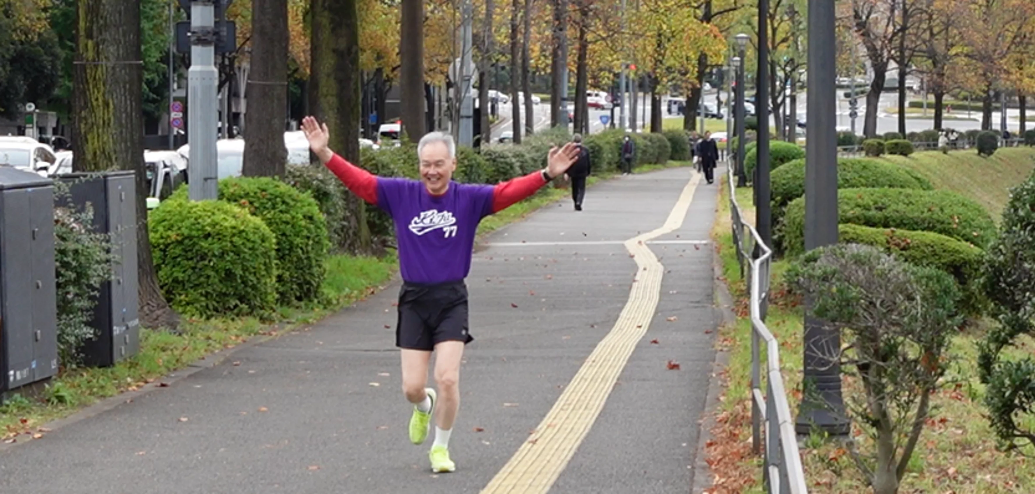 路上を走っている人
