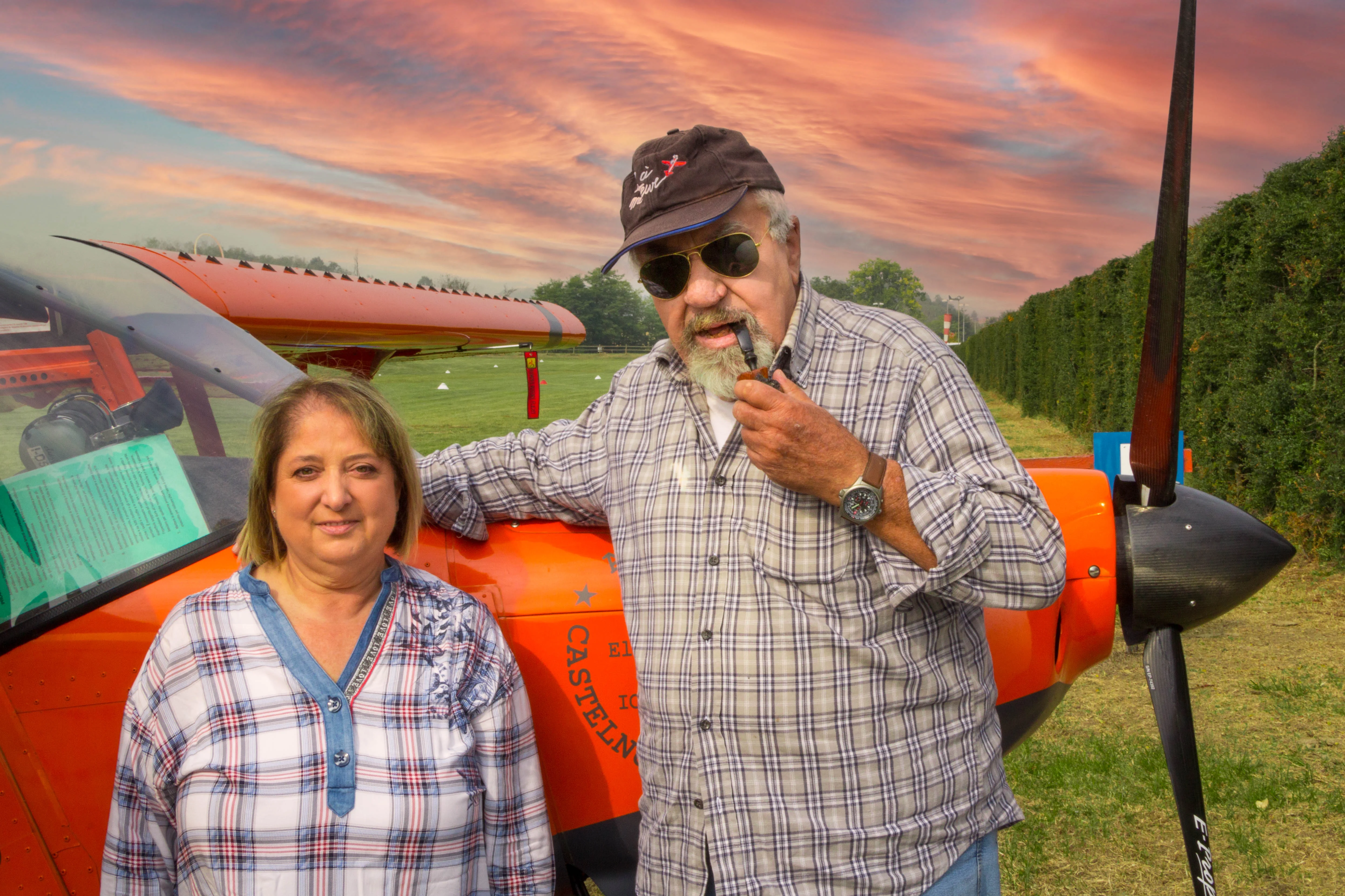 Un uomo e una donna in piedi davanti a un aereo