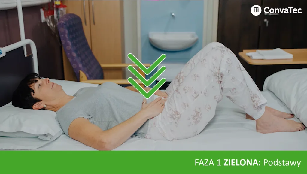 osoba leżąca w szpitalnym łóżku