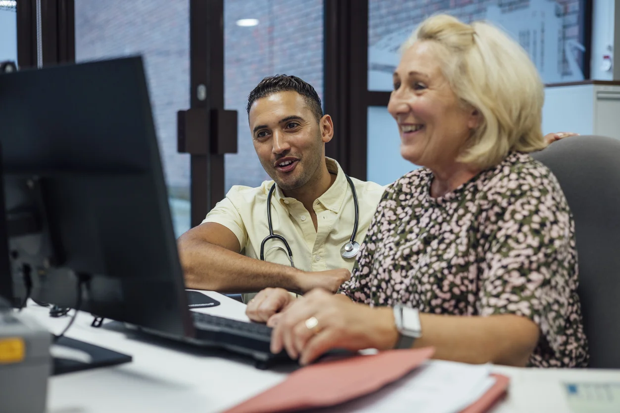 パソコンの画面を見ている男女