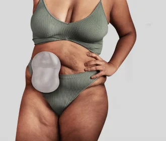 une femme tenant un bébé