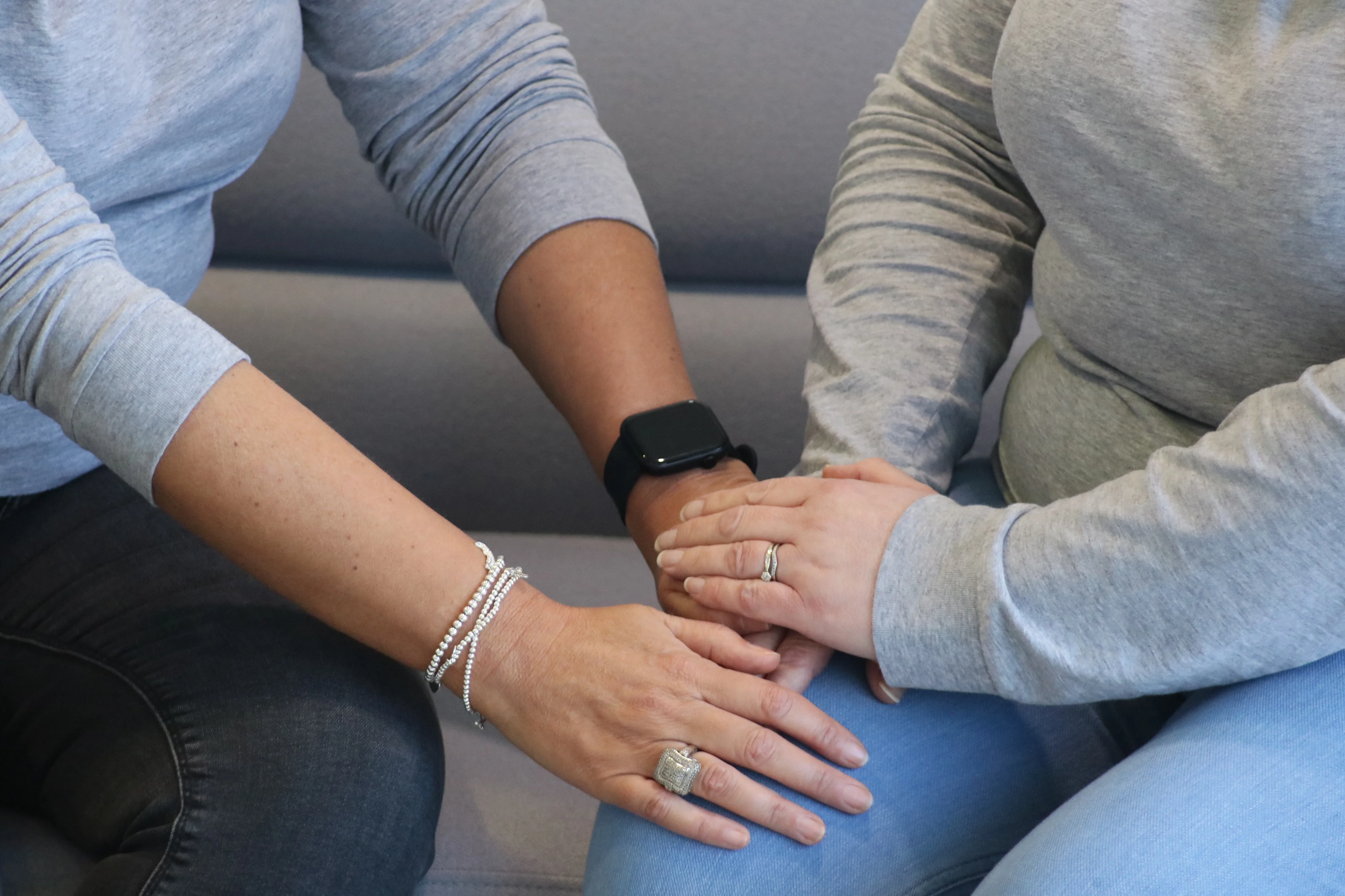 un gruppo di persone che si tengono per mano