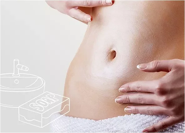 o rosto de uma mulher com a mão de uma pessoa segurando sua cabeça