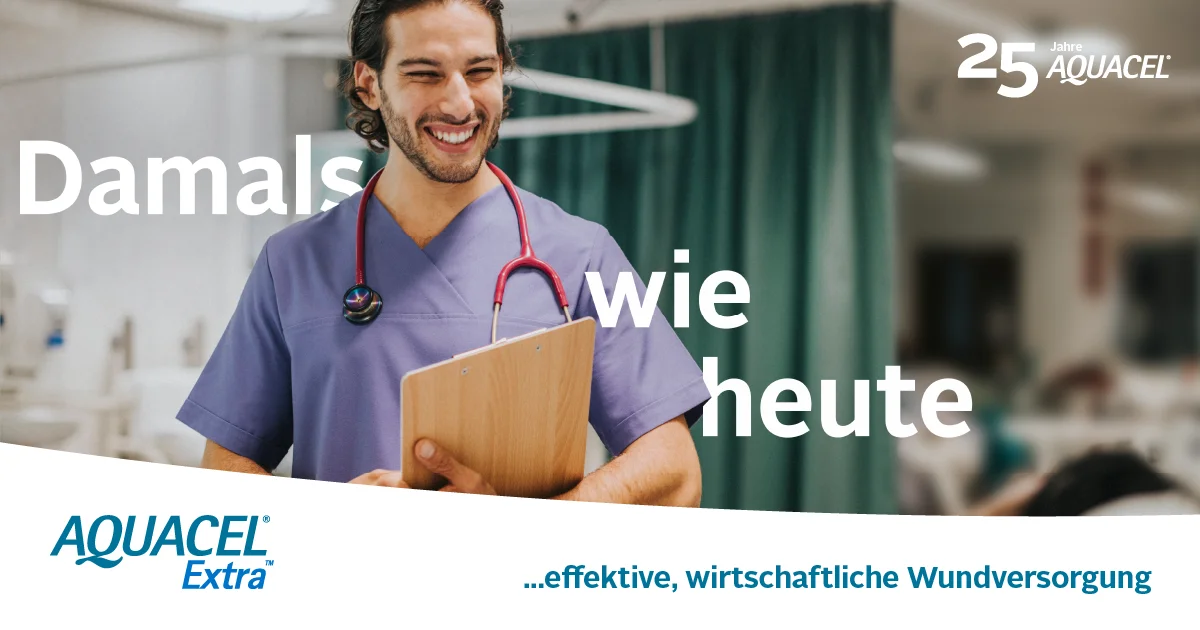 Ein Mann hält ein Klemmbrett